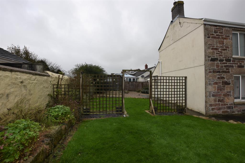 Lot: 66 - DETACHED THREE-BEDROOM HOUSE WITH GARDEN AND PARKING - 